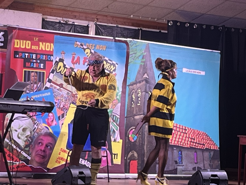 Une pièce de théâtre sur la scène